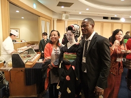 The 24th Cross-cultural Seminar: Taking a photo with Maiko