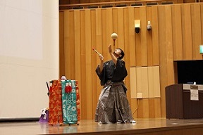 Mr.HOUYAIYA is showing the DAIKAGURA performance