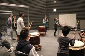 Learning wadaiko rhythm