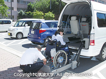 車椅子をそのまま昇降できる機能を持つ福祉タクシーに乗る様子（筑波大学）