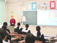 photo of a lecture to Japanese students