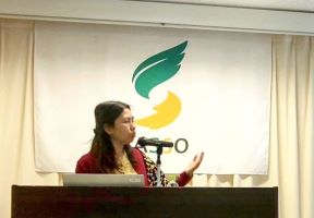  カイン氏が話している様子