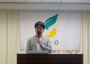 三輪氏が話している様子