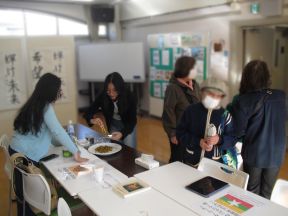 新宿区の交流イベントで食べ物を準備