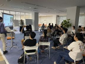 シュキール　リムシャさんのプレゼンテーションの様子