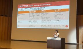 講師の菊池氏が講演する様子