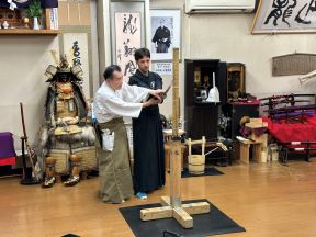 日本刀体験の様子