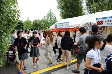 留学生のテント展示に賑わう高校生たち