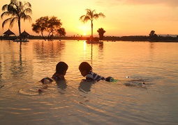 ナイル川に浮かぶ少年少女と夕陽