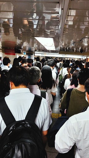 混雑した駅構内