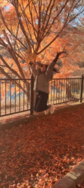 紅葉と女性