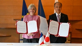 署名された基本合意書を持つ吉岡理事長とル・フラペール・デュ・エレン駐日大使