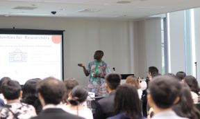 先輩国費留学生のセミナーの様子