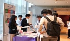 各機関のブースで資料見る様子
