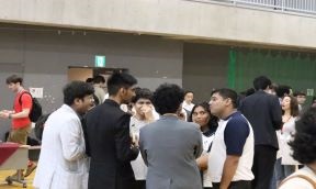 ネットワーキングパーティーで歓談する様子