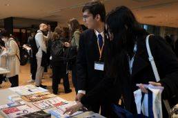 各機関のブースで資料見る様子