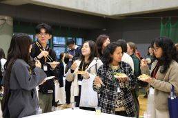 ネットワーキングパーティーで歓談する様子