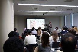 先輩国費留学生のセミナーの様子