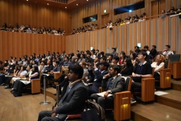 全体会を視聴する様子